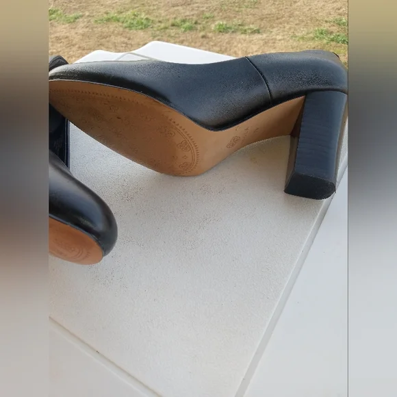 Isola Elegant Black Pumps - Picture 2 of 13